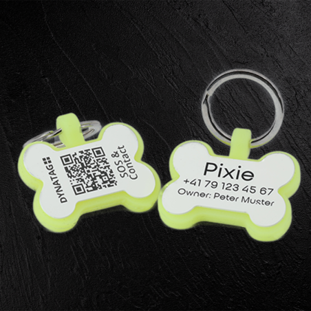 Hondenpenning in botvorm van fluorescerende siliconen met QR-code en lasergravure