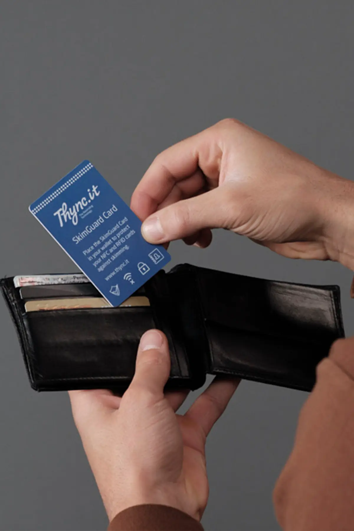Positionnement correct de la carte SOS SkimGuard près des cartes de paiement sans contact