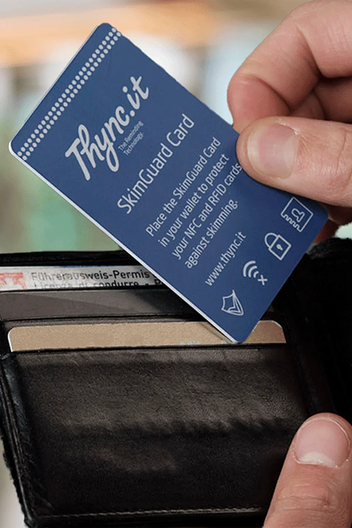 Carte SOS SkimGuard dans le compartiment à cartes d’un portefeuille